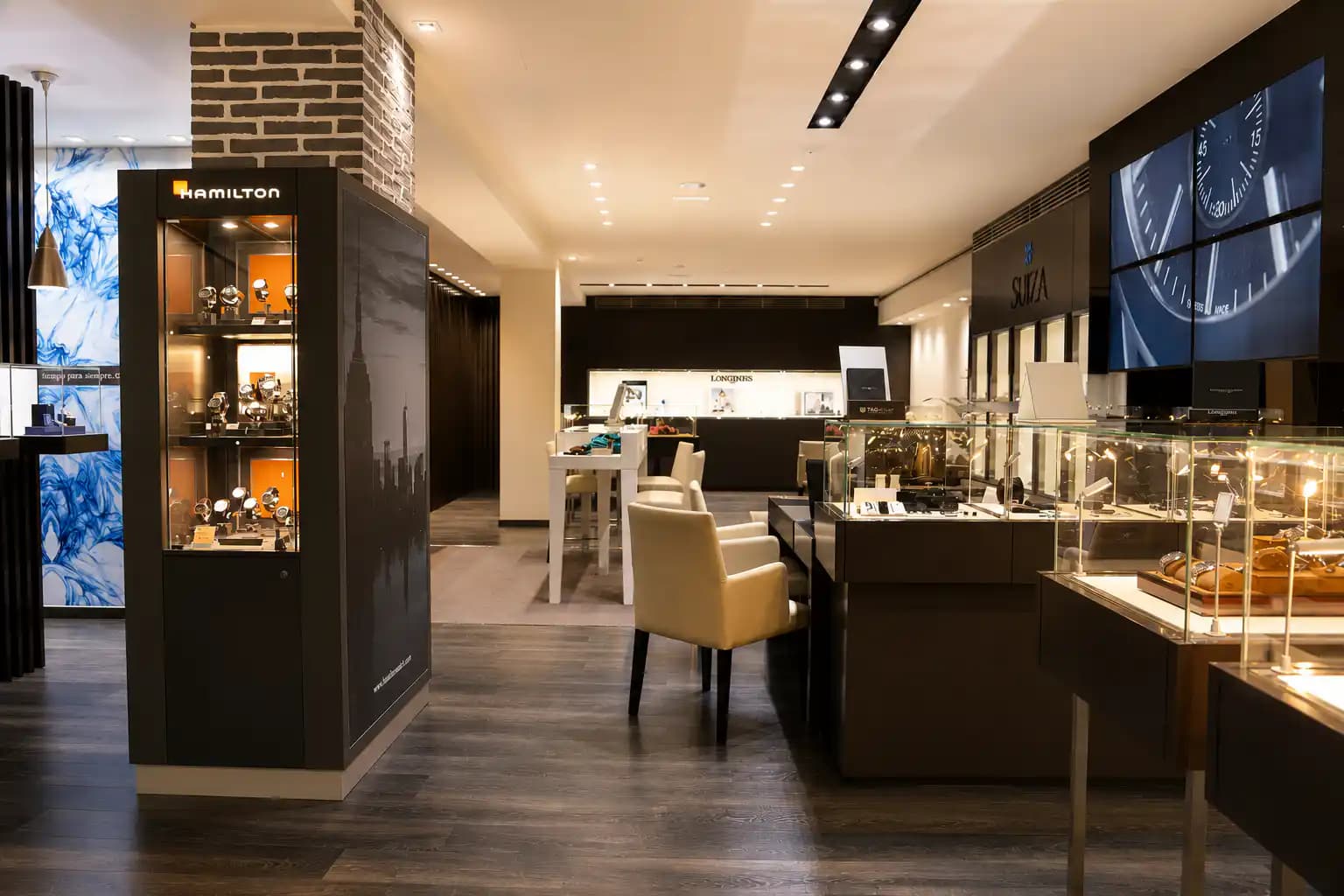 Interior de la boutique de Joyería Suiza en Vigo